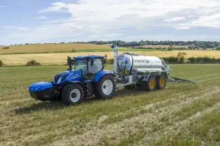 Modrý traktor New Holland na poli
