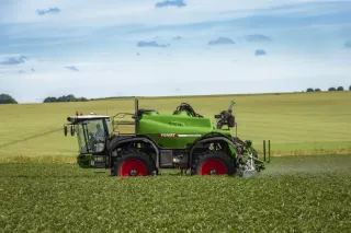 Postřikovač Fendt Rogator na poli