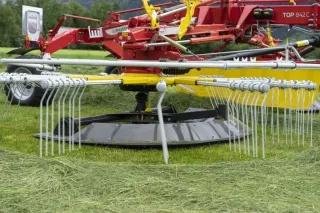 Detail rotorového shrnovače Pöttinger TOP 842 C