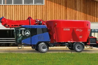 Samojízdný krmný vůz Siloking před budovou