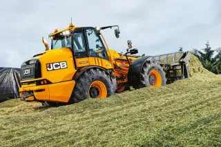 Žlutý kolový nakladač JCB TM420S