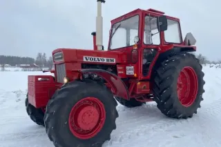 Historický červený traktor Volvo BM ve sněhu
