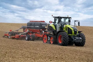 Polopásový traktor Claas Axion Terra Trac