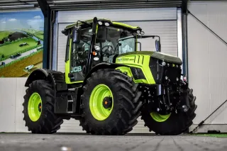 Zelený traktor JCB Fastrac ve výrobní hale