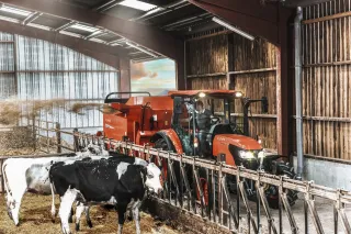 Traktor Kubota M4003 ve stáji