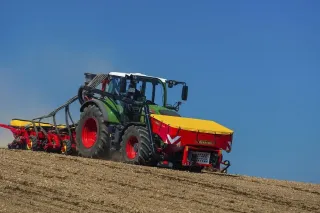 Traktor se secím strojem Väderstad na poli