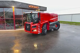 Samojízdný aplikátor Vervaet před výrobní halou