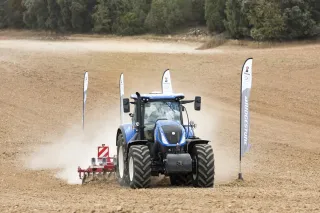 Traktor s pneumatikami Bridgestone na poli