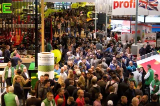Návštěvníci veletrhu Agritechnica v hale s technikou