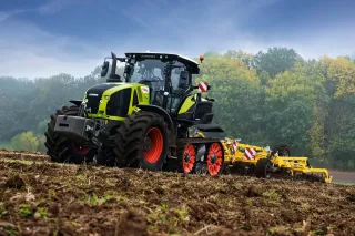 Traktor Claas Axion Terra Trac na poli