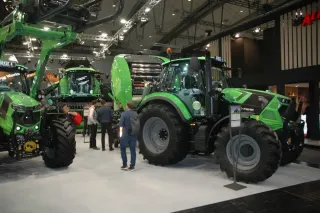 Expozice traktorů Deutz-Fahr na veletrhu