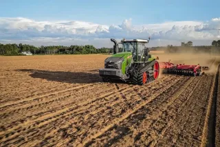 Traktor Fendt na poli