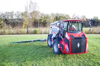 Samojízdný aplikátor Holmer Terra Variant na louce