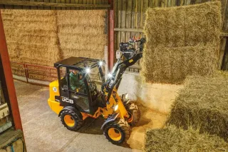 Malý nakladač JCB 403 Plus ve stáji