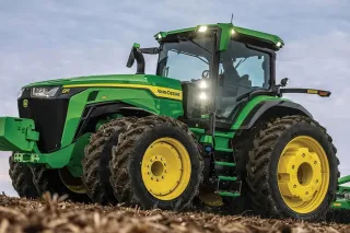 Traktor John Deere 8R na poli