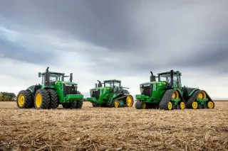 Nové traktory John Deere řady 9 na poli