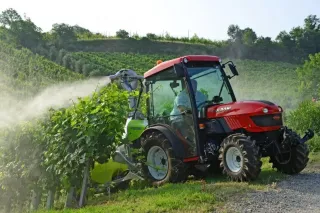 Traktor Goldoni při práci ve vinici
