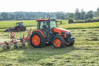 Traktory Kubota M5002 při práci na louce