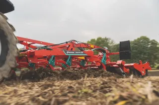 Traktor táhne kypřič Kverneland Enduro Pro