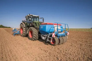 Traktor se secím strojem Lemken Solitair na poli