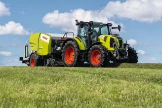 Traktor Claas Arion s lisem na louce