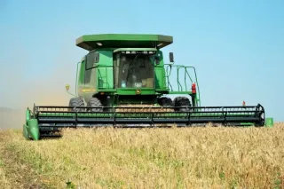 Sklízecí mlátička John Deere při sklizni