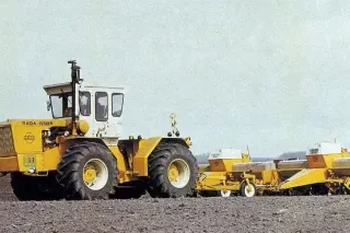 Historický traktor Rába-Steiger na poli