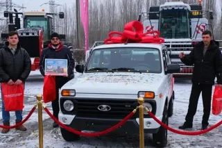 Zemědělci při předání vozu Lada Niva