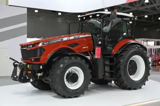 Červený traktor Rostselmash RSM 1730 na výstavě