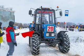 Účastníci traktorového biatlonu v zimním areálu
