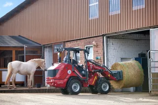 Kolový nakladač Weidemann na farmě