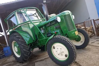 Zelený zrenovovaný traktor Zetor 50 Super