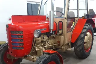 Zrenovovaný červený traktor Zetor 3011 v dílně