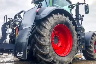 Detail blatníku traktoru s ochrannou zástěrkou