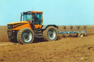 Oranžový historický traktor Doppstadt-Trac na poli