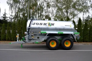 Stříbrná cisterna Joskin s pneumatikami GRI na silnici