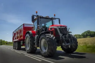 Traktor Massey Ferguson 8S s návěsem