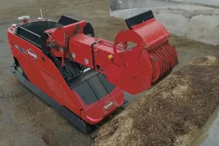 Červený zemědělský stroj Kuhn Aura