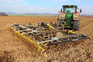 Traktor táhne kultivátor Multiva Optima T900 na poli