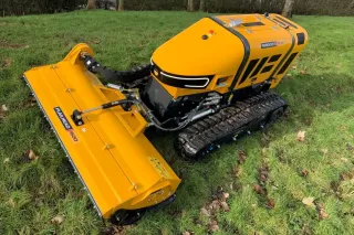 Žlutá dálkově ovládaná sekačka McConnel Robocut2