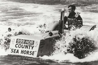 Historický traktor County Sea Horse pluje ve vodě