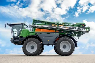 Samojízdný postřikovač Amazone Pantera 4504 z boku