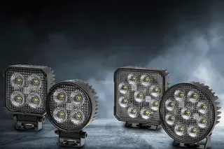 Čtyři pracovní LED světla Hella na tmavém pozadí