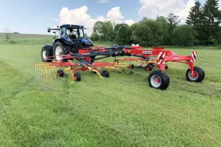 Traktor s červeným dvourotorovým shrnovačem Rožmitál na louce