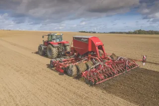 Traktor se secím strojem Kverneland u-drill
