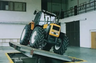 Traktor na nakloněné plošině při zkoušce stability