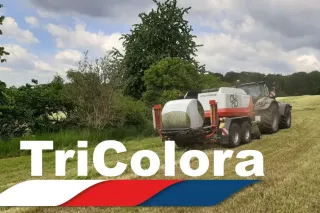 Lis Pöttinger se senážním balíkem a nápisem TriColora