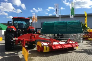 Traktor s žacím strojem na venkovní výstavě