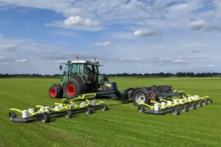 Traktor se širokou sekačkou Eco Clipper na trávníku