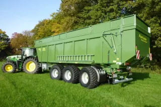 Zelený traktor s velkým třínápravovým návěsem Fortuna